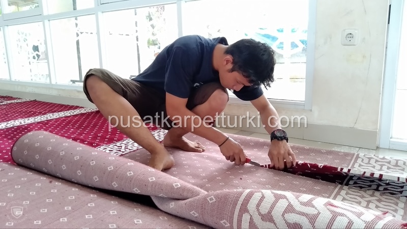 potong karpet masjid