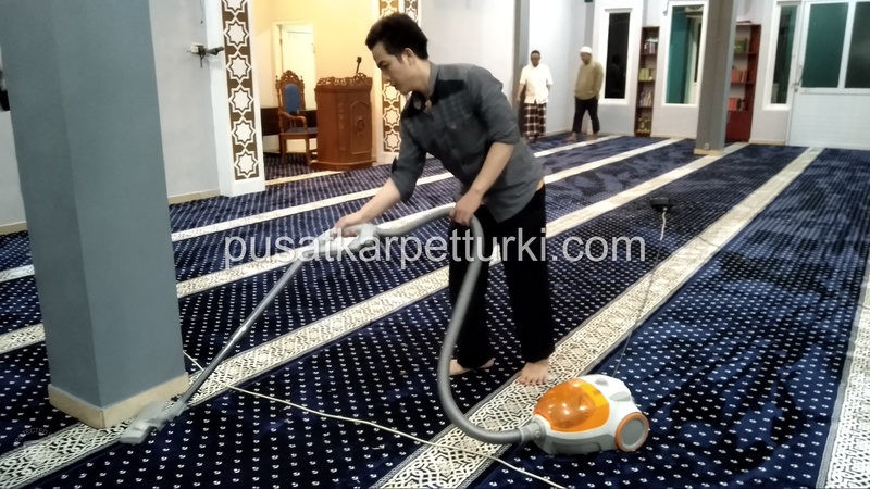 merawat karpet masjid