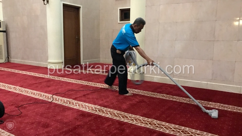 vacuum karpet masjid
