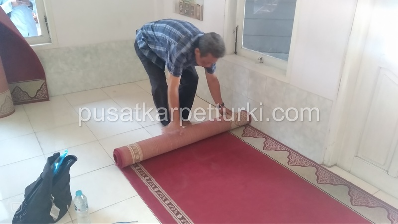gulung karpet masjid
