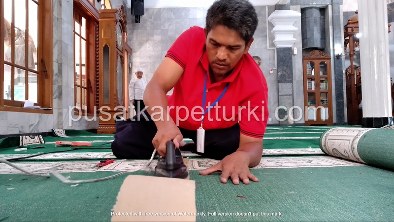 menyambung karpet masjid