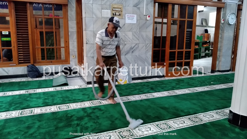 membersihkan karpet masjid