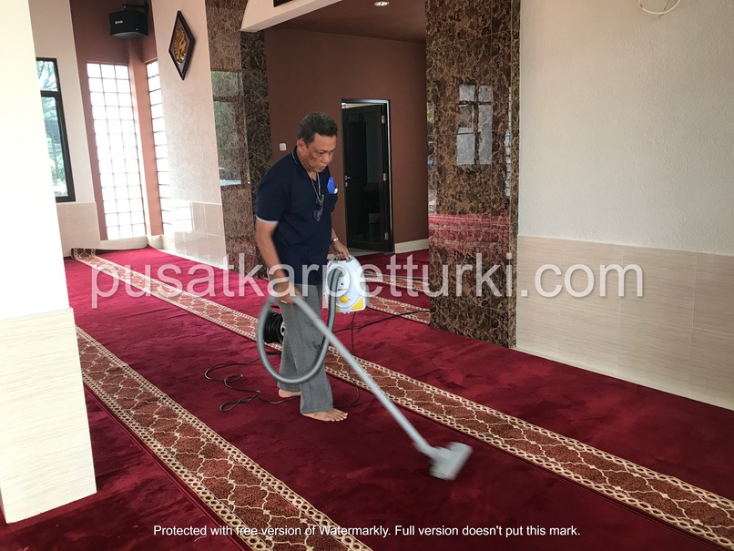 vacuum karpet masjid