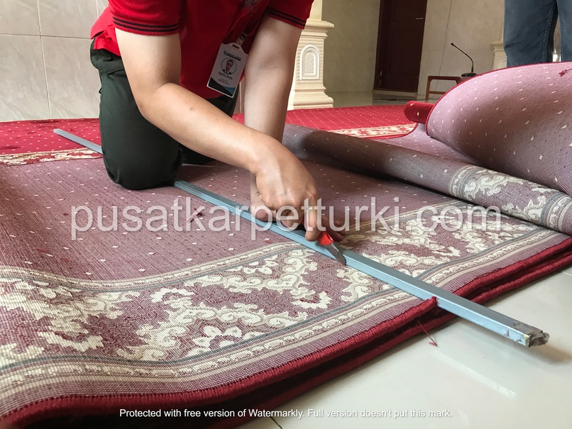 memotong karpet masjid