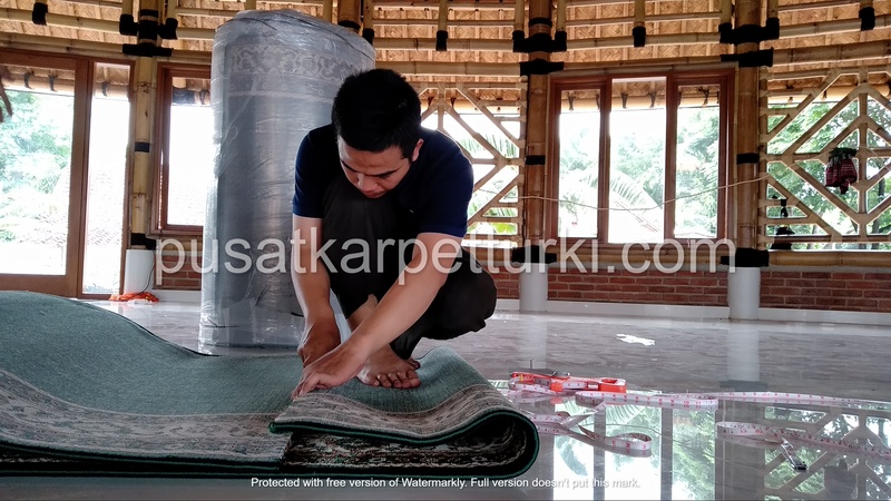 proses pemasangan karpet masjid