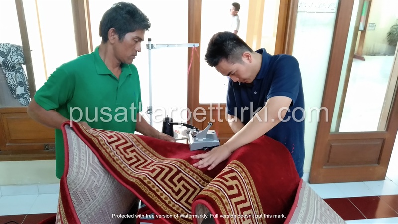 proses pemasangan karpet masjid