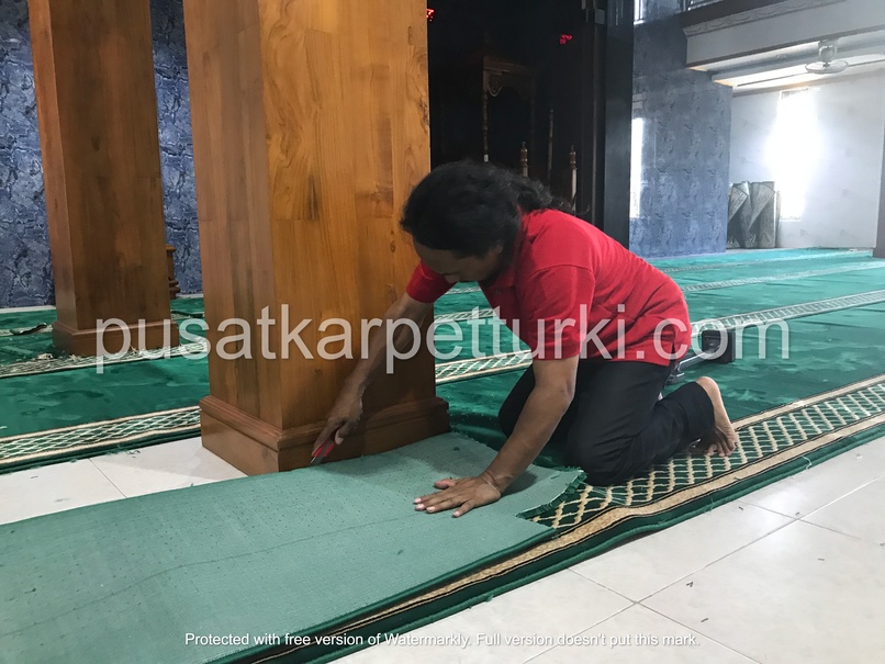 potong karpet masjid