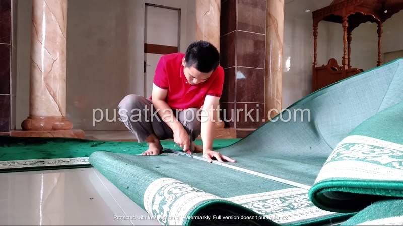 proses instalasi karpet masjid