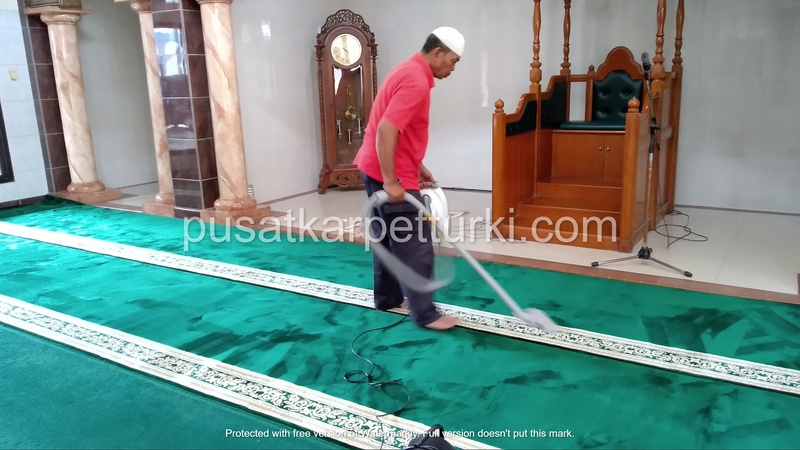 membersihkan karpet masjid