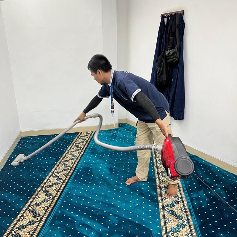 proses pasang karpet masjid
