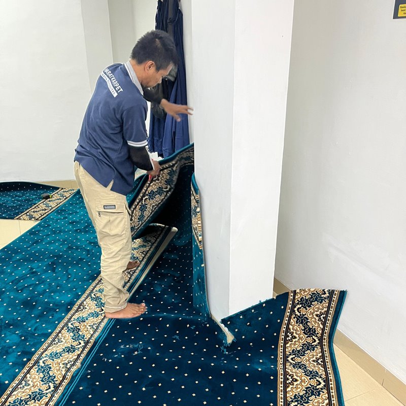 proses pasang karpet masjid
