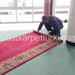 gulung karpet masjid
