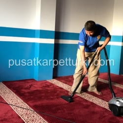 vacuum karpet masjid