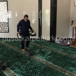 membersihkan karpet masjid